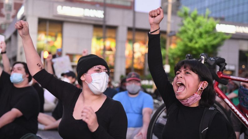 Los manifestantes se reúnen mientras marchan por las calles por la muerte de George Floyd el 29 de mayo de 2020 en St. Louis, Missouri. (Michael B. Thomas/Getty Images)