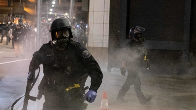 Un oficial de policía responde durante una protesta en la ciudad de Detroit, Michigan, el 29 de mayo de 2020. (Seth Herald / AFP / Getty Images)
