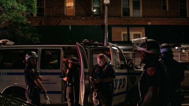 Oficiales de policía de Nueva York en el vecindario de Crown Heights en Brooklyn, Nueva York, el 3 de junio de 2020. (Scott Heins / Getty Images)
