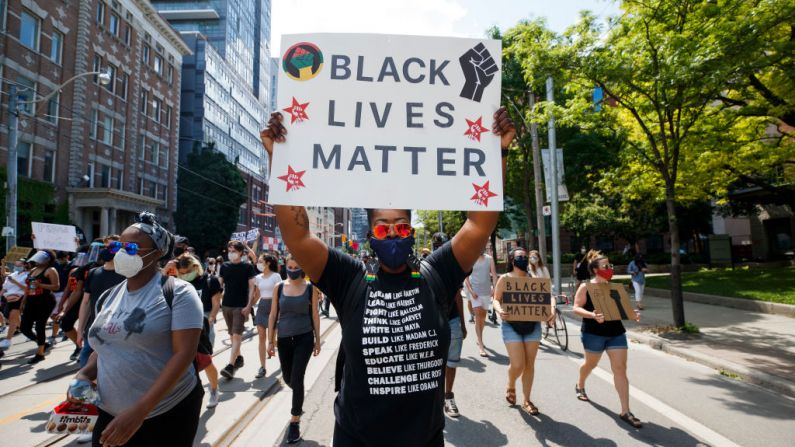  Los manifestantes marchan durante una marcha antirracista el 6 de junio de 2020 en Toronto, Canadá. Este es el 12º día de protestas desde que George Floyd murió bajo la custodia de la policía de Minneapolis el 25 de mayo. (Foto de Cole Burston/Getty Images)