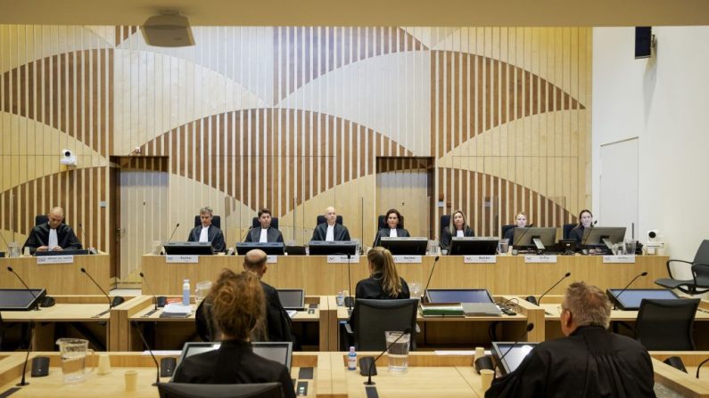 Jueces y abogados asisten a la tercera sesión del proceso de muestreo en torno al derribo del vuelo MH17 en el Complejo Judicial de Schiphol, en Badhoevedorp, Países Bajos, el 8 de junio de 2020. (Foto de ROBIN VAN LONKHUIJSEN/ANP/AFP vía Getty Images)