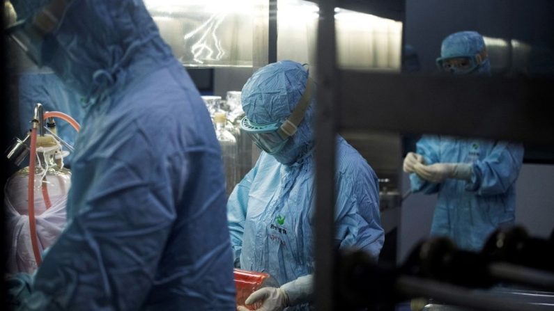 Investigadores en trajes protectores trabajan en un laboratorio biofarmacéutico en la ciudad de Shenyang, provincia de Liaoning, China, el 9 de junio de 2020. (NOEL CELIS/AFP/Getty Images)