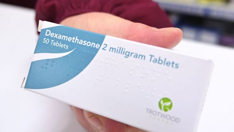 Un farmacéutico sostiene una caja de tabletas de dexametasona en una farmacia de Londres el 16 de junio de 2020. (JUSTIN TALLIS/AFP vía Getty Images)
