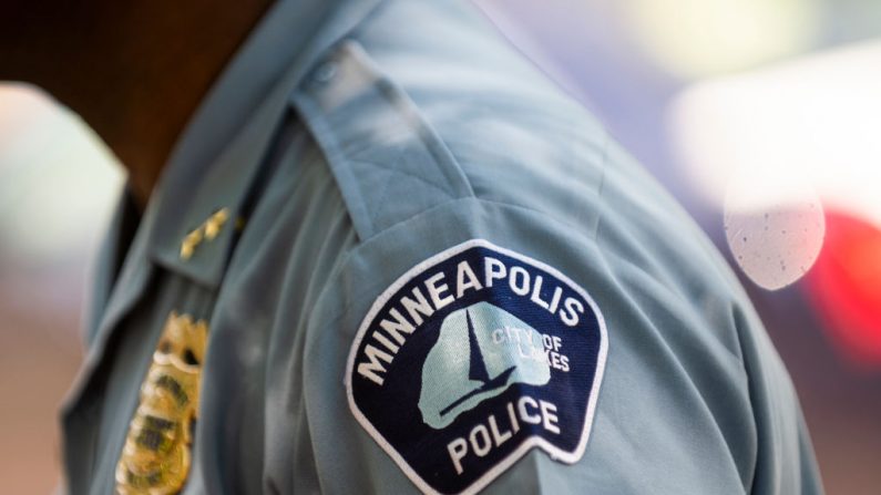 El subjefe de la Policía de Minneapolis, Art Knight, habla cerca de la escena de un crimen el 16 de junio de 2020 en Minneapolis, Minnesota. (Stephen Maturen/Getty Images)