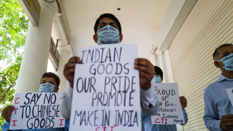 Manifestantes anti-China exhiben pancartas que instan a los ciudadanos a boicotear los productos chinos en un mercado de Nueva Delhi el 17 de junio de 2020. (Jewel Samad/AFP vía Getty Images)