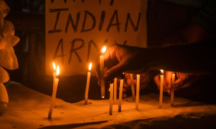 Los trabajadores y simpatizantes del Partido del Congreso encienden velas para rendir homenaje a los soldados que perdieron la vida tras un reciente enfrentamiento entre India y China, en Kolkata, India, el 17 de junio de 2020. (DIBYANGSHU SARKAR/AFP a través de Getty Images)
