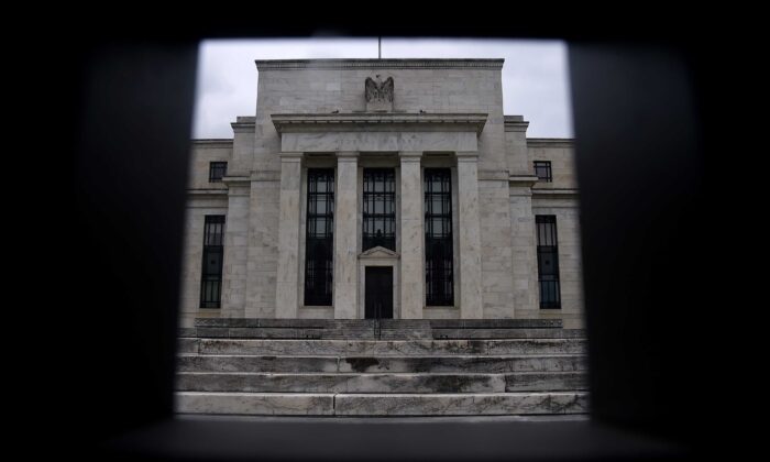 El edificio de la Reserva Federal se ve a través de una cerca en Washington el 17 de junio de 2020. (Olivier Douliery/AFP a través de Getty Images)
