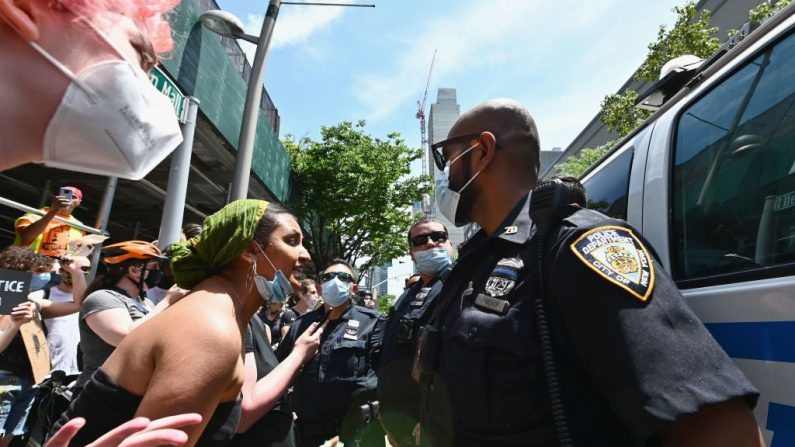 Los manifestantes reaccionan después de que la policía de Nueva York arrestó a un hombre durante una marcha "Black Trans Lives Matter" el 17 de junio de 2020 en el distrito de Brooklyn de la ciudad de Nueva York. (ANGELA WEISS/AFP vía Getty Images)