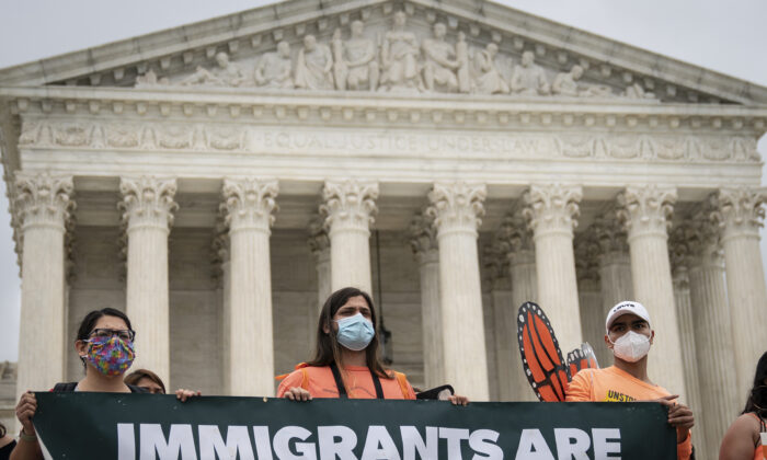Los beneficiarios de DACA y sus partidarios se reúnen frente a la Corte Suprema, en Washington, el 18 de junio de 2020. (Drew Angerer/Getty Images)