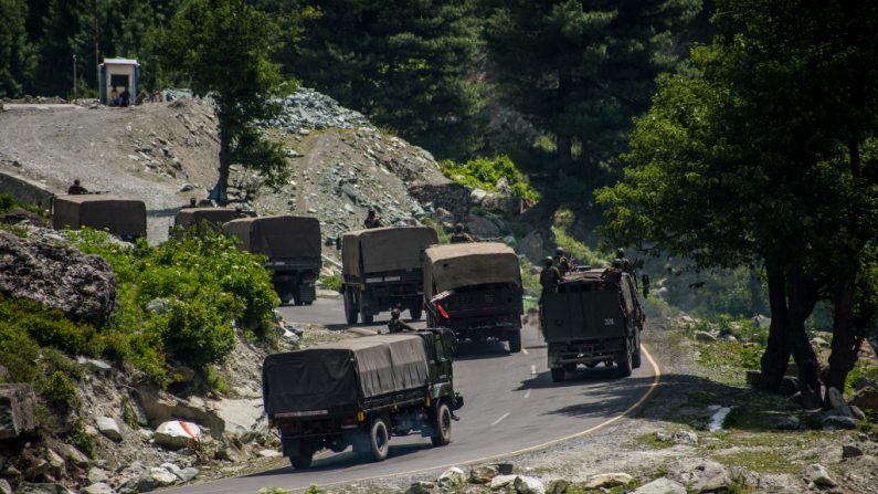 Un convoy del ejército indio se dirige hacia Leh, en una autopista fronteriza con China, el 19 de junio de 2020 en Gagangir, India. (Foto de Yawar Nazir/Getty Images)