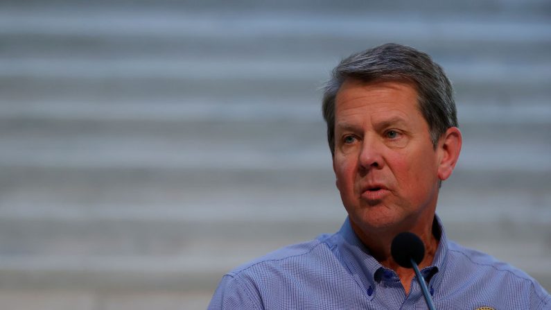 El gobernador de Georgia, Brian Kemp, habla con los medios de comunicación durante una conferencia de prensa en el Capitolio del Estado de Georgia el 27 de abril de 2020 en Atlanta, Georgia. (Kevin C. Cox/Getty Images)