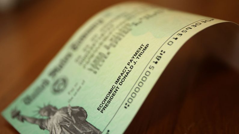 El nombre del presidente de Estados Unidos Donald Trump aparece en los cheques de asistencia económica del coronavirus que fueron enviados a los ciudadanos de todo el país el 29 de abril de 2020 en Washington, DC. (Chip Somodevilla/Getty Images)