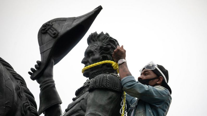 Los manifestantes intentan derribar la estatua de Andrew Jackson en Lafayette Square cerca de la Casa Blanca el 22 de junio de 2020 en Washington, DC. (Tasos Katopodis/Getty Images)