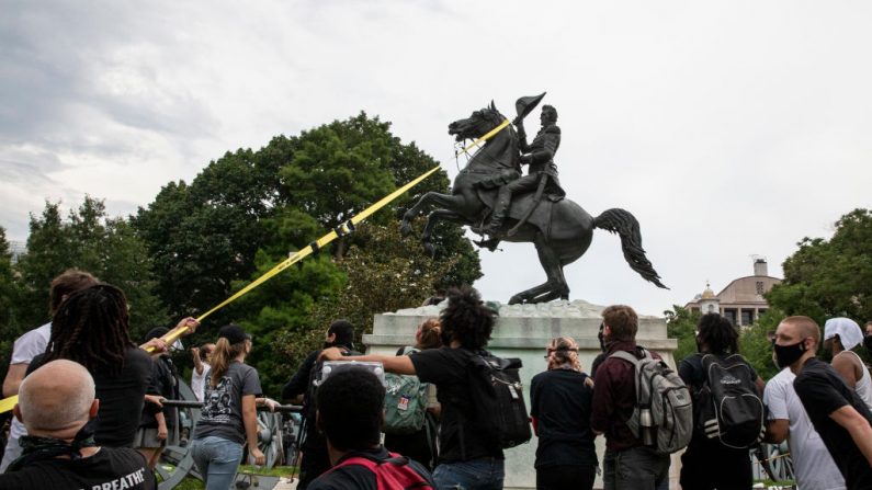 Alborotadores intentan derribar la estatua de Andrew Jackson en Lafayette Square, cerca de la Casa Blanca, el 22 de junio de 2020. (Tasos Katopodis/Getty Images)
