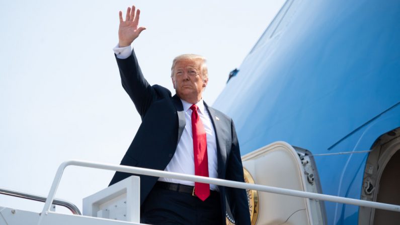 El presidente Donald Trump aborda el Air Force One antes de partir de la Base Conjunta Andrews en Maryland, el 23 de junio de 2020. (Saul Loeb/AFP a través de Getty Images)
