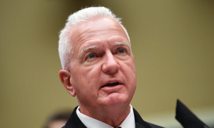 El almirante Brett P. Giroir, secretario asistente de salud, testifica en una audiencia del Comité de Energía y Comercio de la Cámara de Representantes en el Capitolio de Washington el 23 de junio de 2020. (Kevin Dietsch-Pool/Getty Images)