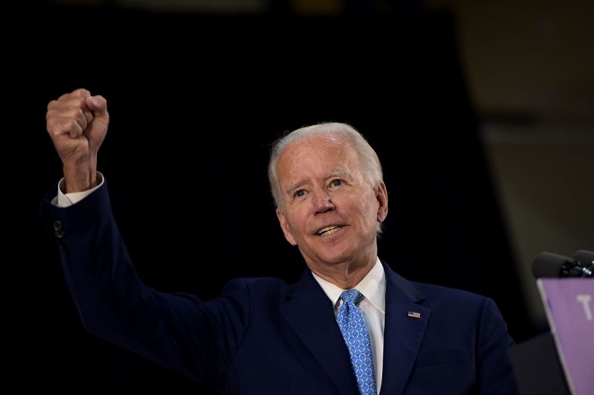 El candidato presidencial demócrata estadounidense Joe Biden responde a las preguntas después de hablar sobre la pandemia de coronavirus y la economía el 30 de junio de 2020, en Wilmington, Delaware. (BRENDAN SMIALOWSKI/AFP vía Getty Images)
