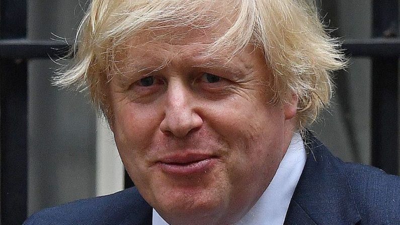El Primer Ministro británico Boris Johnson deja el 10 de Downing Street en el centro de Londres el 1 de julio de 2020, para asistir a la reunión de Consultas del Primer Ministro en la Cámara de los Comunes - (BEN STANSALL/AFP vía Getty Images)