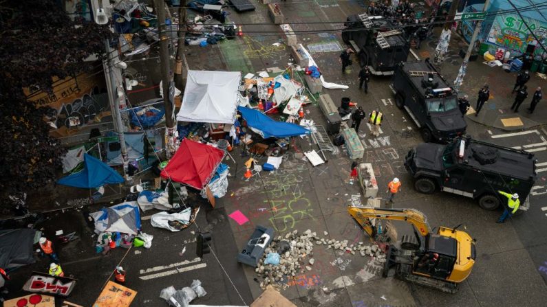 Los equipos de la ciudad desmantelan el área de Protesta Organizada de Capitol Hill (CHOP) en las afueras de los departamentos de policía de Seattle el 1 de julio de 2020 en Seattle, Washington. (David Ryder/Getty Images)