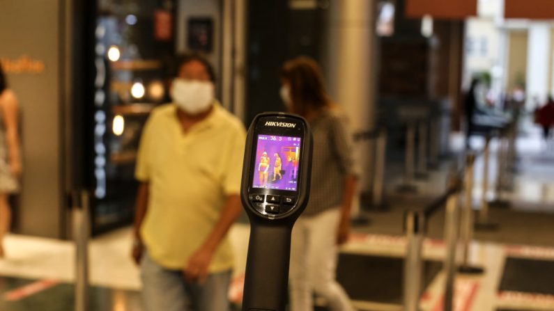 A los clientes se les toma la temperatura en un centro comercial en medio de la pandemia de COVID-19 el 1 de julio de 2020 en Niteroi, Brasil. (Foto de Luis Alvarenga/Getty Images)