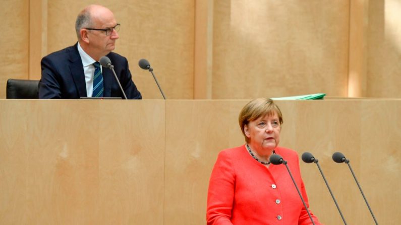 La Canciller alemana Angela Merkel pronuncia un discurso sobre los objetivos de la Presidencia alemana del Consejo de la UE mientras el primer ministro de Brandenburgo, Dietmar Woidke (arriba), escucha el 3 de julio de 2020 en el Consejo Federal Alemán (Bundesrat) en Berlín.  Alemania asumió la presidencia rotativa del Consejo de la UE el 1 de julio de 2020. (JOHN MACDOUGALL/AFP vía Getty Images)