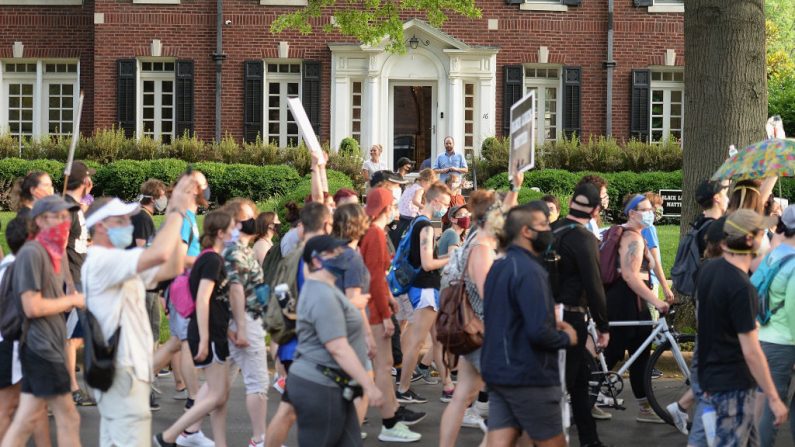 Los manifestantes protestan contra el racismo y la brutalidad policial en las calles el 3 de julio de 2020 en St Louis, Missouri. (Michael B. Thomas/Getty Images)