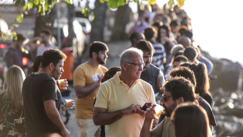 La gente se reúne en "Muro da Urca" en el barrio de Urca, el segundo día después de la apertura de bares y restaurantes en medio de la pandemia de COVID-19 el 4 de julio de 2020 en Río de Janeiro, Brasil. (Foto de Andre Coelho/Getty Images)