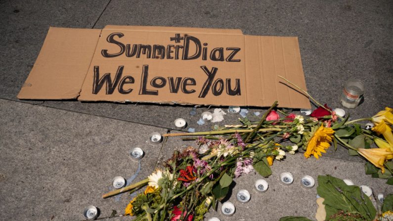 Un memorial de flores y velas en Westlake Park para honrar a Summer Taylor y Diaz Love, el 5 de julio de 2020 en Seattle, Washington. (David Ryder/Getty Images)
