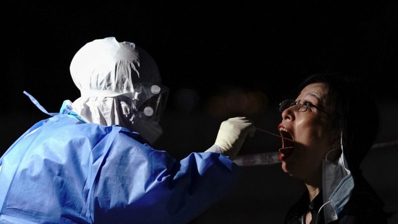 Un médico toma una muestra de hisopado en una estación de prueba en Beijing el 6 de julio de 2020. (Lintao Zhang/Getty Images)