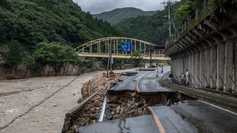 Una carretera queda inutilizada después de colapsar parcialmente en el río Kuma tras la inundación causada por las lluvias torrenciales, el 6 de julio de 2020 en Kuma, Japón. (Foto de Carl Court/Getty Images)