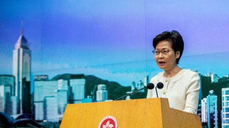 Gobierno de Hong Kong podría posponer elecciones citando aumento de casos de COVID, según informe