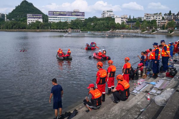 Rescatadores buscan sobrevivientes después de que un autobús se hundiera en un lago en Anshun, en la provincia suroeste de Guizhou, China, el 7 de julio de 2020. (Foto de STR/AFP vía Getty Images)