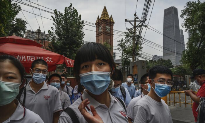 Los estudiantes chinos se van luego de tomar un examen nacional de ingreso a la universidad, también conocido como "gaokao", en una escuela secundaria en Beijing el 8 de julio de 2020. (Kevin Frayer/Getty Images)