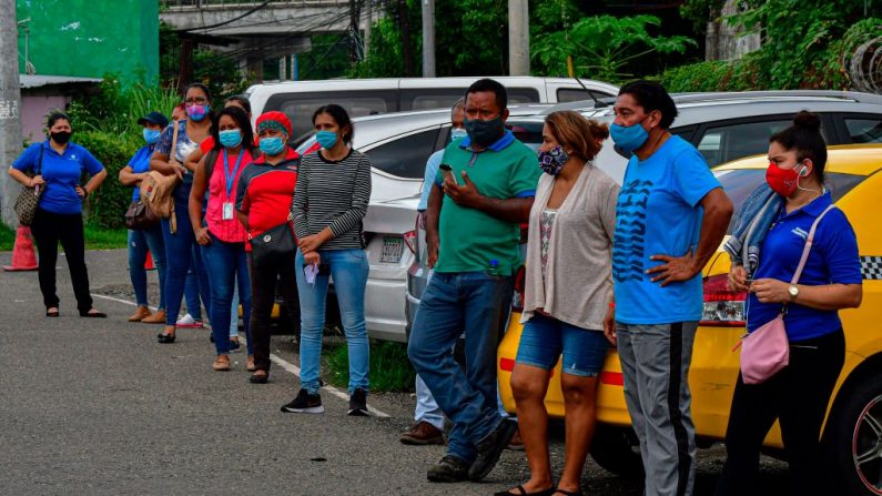 La gente hace cola mientras espera una prueba de COVID-19 en el Centro Médico de la Ciudad de Panamá (Panamá) el 06 de julio de 2020. (Foto de LUIS ACOSTA/AFP vía Getty Images)