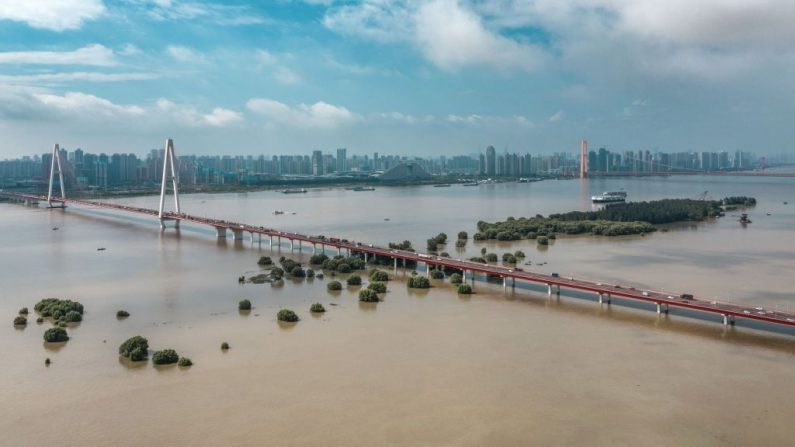 Calles afectadas por las inundaciones del río Yangtze en Wuhan, China, el 8 de julio de 2020. (STR/AFP a través de Getty Images)