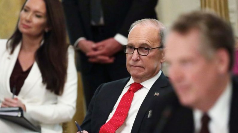 El director del Consejo Económico Nacional Larry Kudlow escucha durante una reunión de gabinete en la Sala Este de la Casa Blanca el 19 de mayo de 2020 en Washington, DC. (Alex Wong/Getty Images)