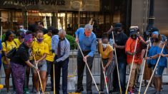 Alcalde de Nueva York ayuda a pintar las palabras «Black Lives Matter» frente a la Torre Trump