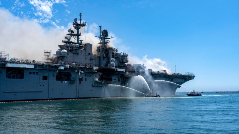 Los barcos del Departamento de Policía del Puerto de San Diego combaten un incendio a bordo del buque de asalto anfibio USS Bonhomme Richard (LHD 6) en la Base Naval de San Diego, el 12 de julio de 2020. (Foto de la Especialista en Comunicación de Masas de 3ª Clase Christina Ross/Marina de los EE.UU. vía Getty Images)