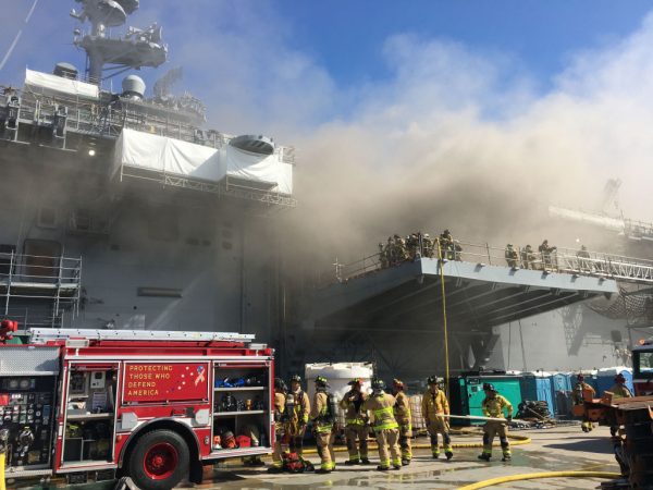 Marineros y bomberos federales de San Diego combaten un incendio a bordo del buque de asalto anfibio USS Bonhomme Richard (LHD 6), el 12 de julio de 2020. (Foto del Especialista en Comunicación de Masas de 1ª Clase Jason Kofonow / Marina de los EE.UU. a través de Getty Images)