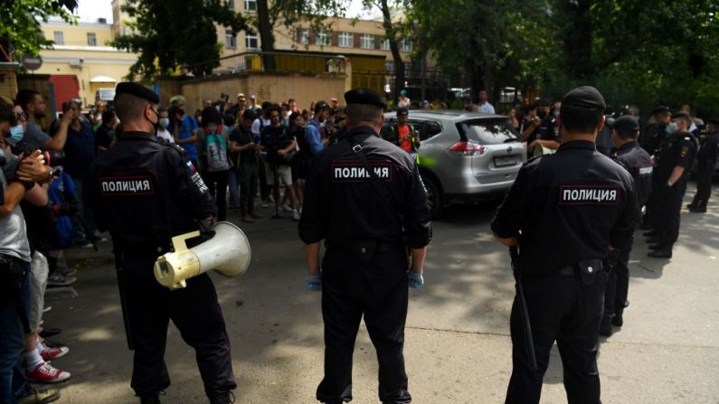 Oficiales de policía se ven fuera del centro de detención preventiva de Lefortovo en Moscú (Rusia) el 13 de julio de 2020. (Foto de KIRILL KUDRYAVTSEV/AFP vía Getty Images)