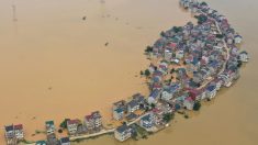 China: Aldeanos piden ayuda mientras inundaciones empeoran y autoridades dejan que ríos rompan orillas