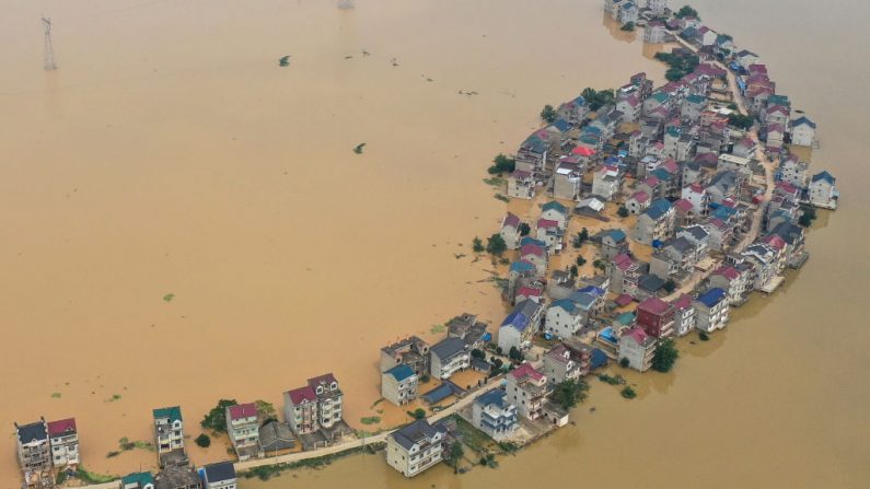 Vista aérea muestra calles sumergidas y edificios inundados luego de que se rompiera un terraplén debido a las inundaciones en Jiujiang, China, el 13 de julio de 2020. (STR / AFP/Getty Images)