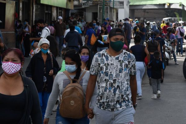 La gente usa máscaras como medida preventiva contra el COVID-19, en el barrio de Petare en Caracas (Venezuela), el 13 de julio de 2020. (Foto de FEDERICO PARRA/AFP vía Getty Images)