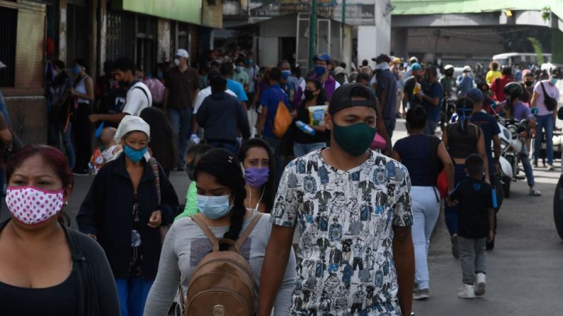 La gente usa máscaras como medida preventiva contra el COVID-19, en el barrio de Petare en Caracas (Venezuela), el 13 de julio de 2020. (Foto de FEDERICO PARRA/AFP vía Getty Images)
