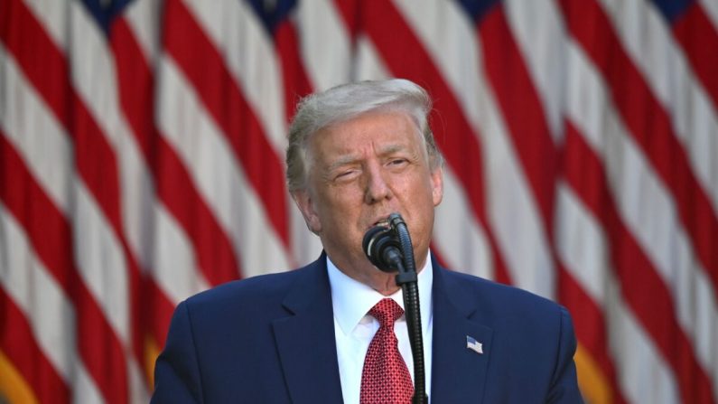 El presidente de los Estados Unidos, Donald Trump, ofrece una conferencia de prensa en el Jardín de las Rosas de la Casa Blanca en Washington, DC, el 14 de julio de 2020. (JIM WATSON/AFP a través de Getty Images)