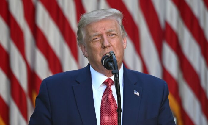 El presidente Donald Trump ofrece una conferencia de prensa en el Rose Garden de la Casa Blanca en Washington, el 14 de julio de 2020. (Jim Watson/AFP a través de Getty Images)
