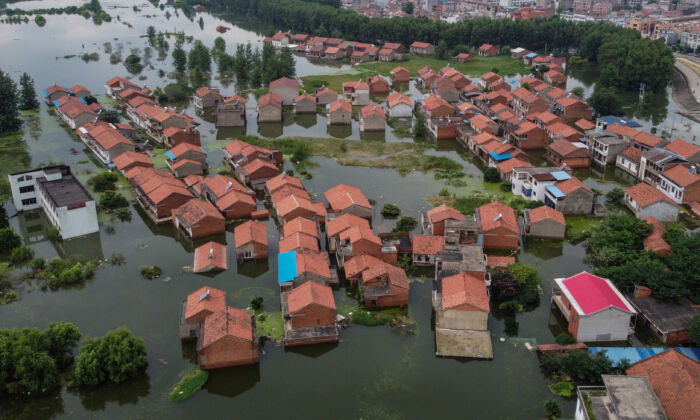 Una vista aérea muestra edificios residenciales inundados en Jiujiang, provincia central de Jiangxi de China, el 18 de julio de 2020. (Héctor Retamal / AFP a través de Getty Images)