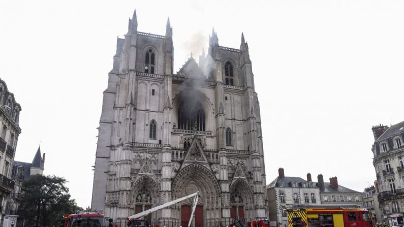 Los bomberos se afanan por apagar un incendio en la catedral de Saint-Pierre-et-Saint-Paul en Nantes, en el oeste de Francia, el 18 de julio de 2020. (Foto de SEBASTIEN SALOM-GOMIS/AFP vía Getty Images)