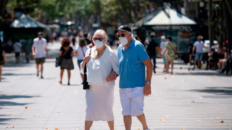 Una pareja de ancianos con máscaras faciales camina por la calle de las Ramblas de Barcelona, Cataluña, España, el 18 de julio de 2020.(Foto de JOSEP LAGO/AFP vía Getty Images)