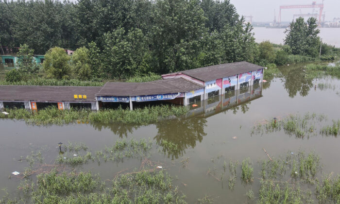 Un edificio sumergido por inundaciones en Zhenjiang, China, el 20 de julio de 2020. (STR/AFP a través de Getty Images)